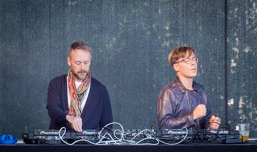 Simon Ratcliffe et Felix Buxton de Basement Jaxx sur scène en 2016