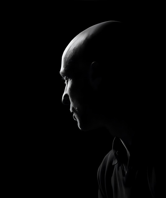 Portrait en clair-obscur de Benjamin Diamond, chanteur de Stardust