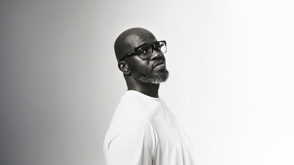 Portrait noir et blanc du DJ sud-africain Black Coffee avec ses lunettes
