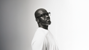 Portrait noir et blanc du DJ sud-africain Black Coffee avec ses lunettes