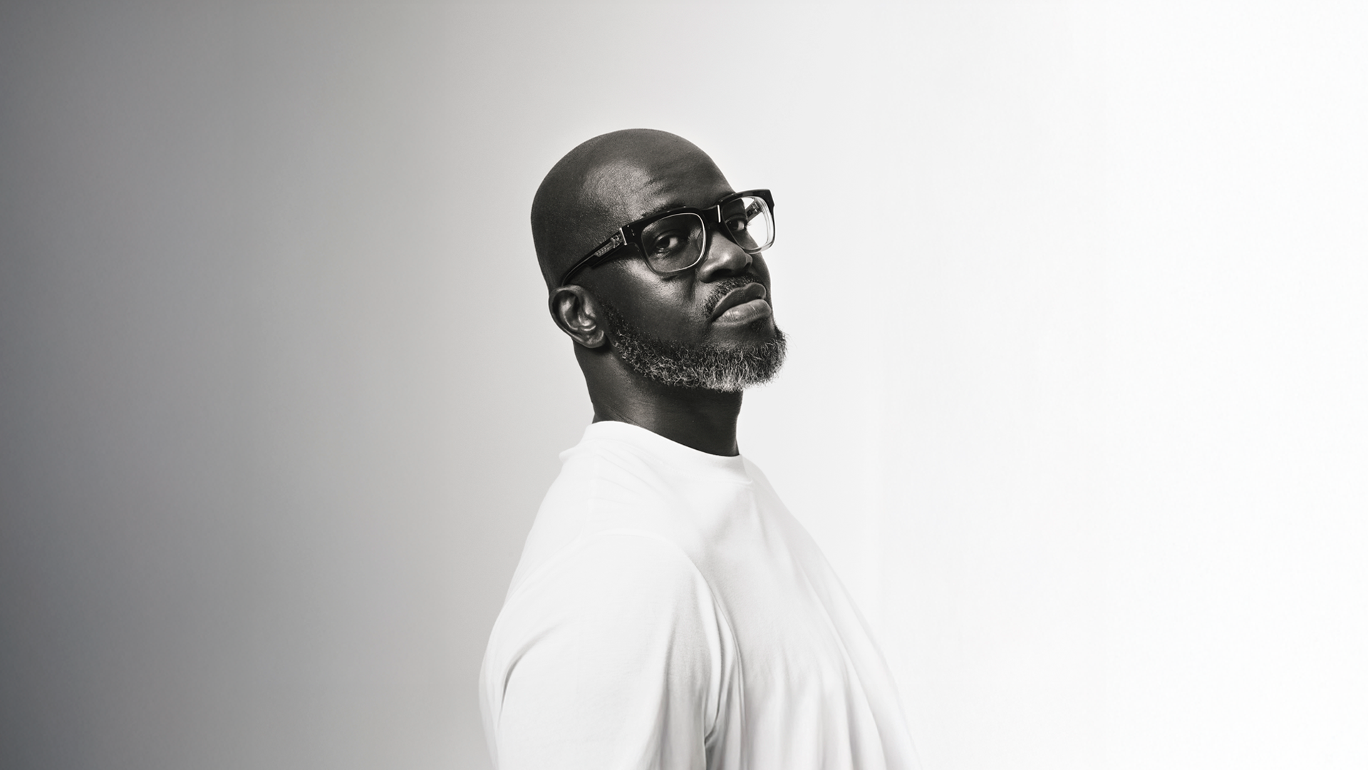 Portrait noir et blanc du DJ sud-africain Black Coffee avec ses lunettes