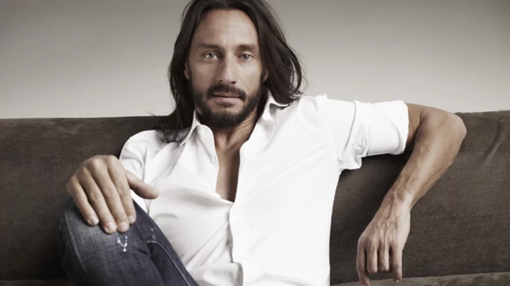 Bob Sinclar assis sur un canapé pour un portrait