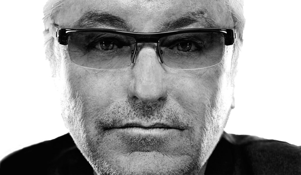 Portrait en noir et blanc de Marc Cerrone portant des lunettes