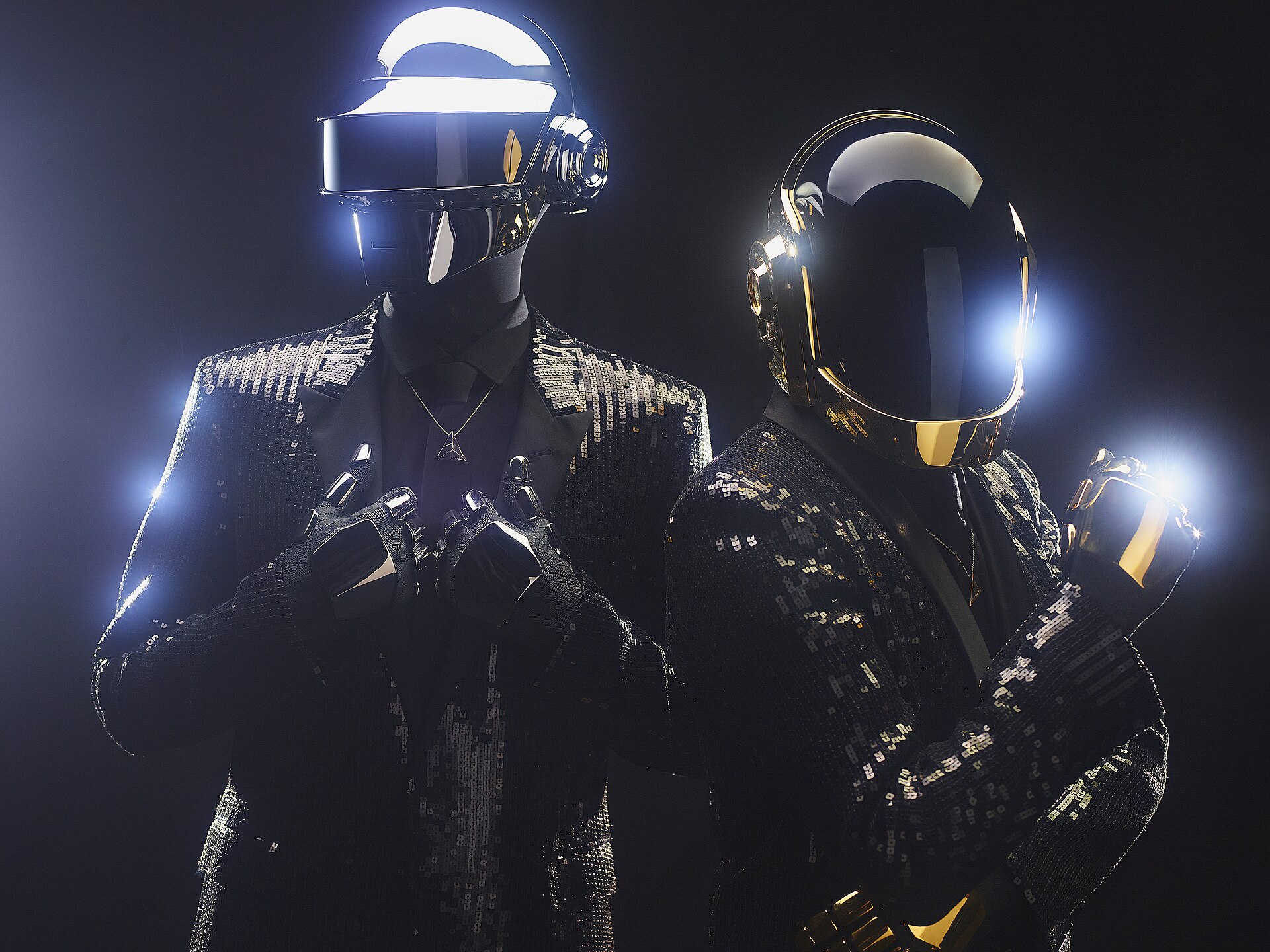 Thomas Bangalter et Guy-Manuel de Homem-Christo portant les casques de Daft Punk