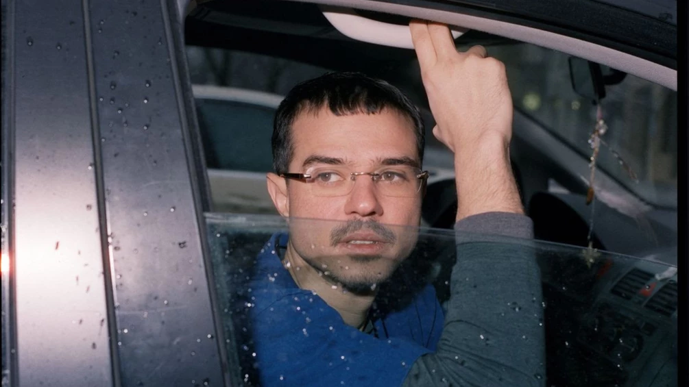Portrait de DJ Plead dans une voiture sous la pluie