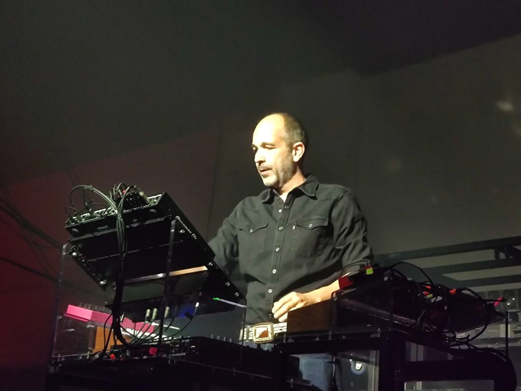 Étienne de Crécy joue en direct à la Colour Factory de Londres en 2025