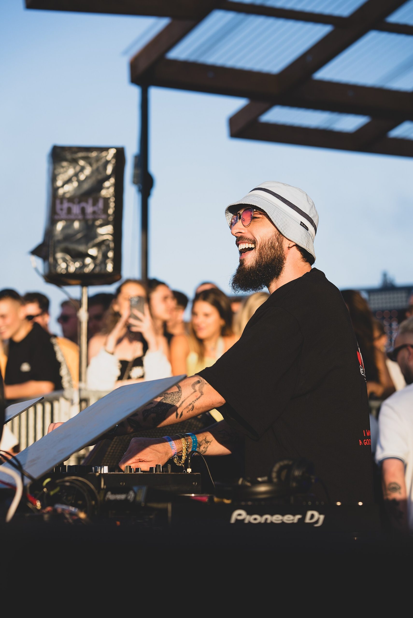 Folamour souriant aux platines en plein air