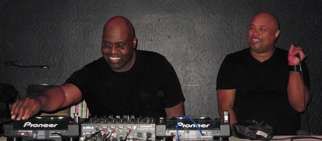 Frankie Knuckles souriant derrière les platines avec David Harness
