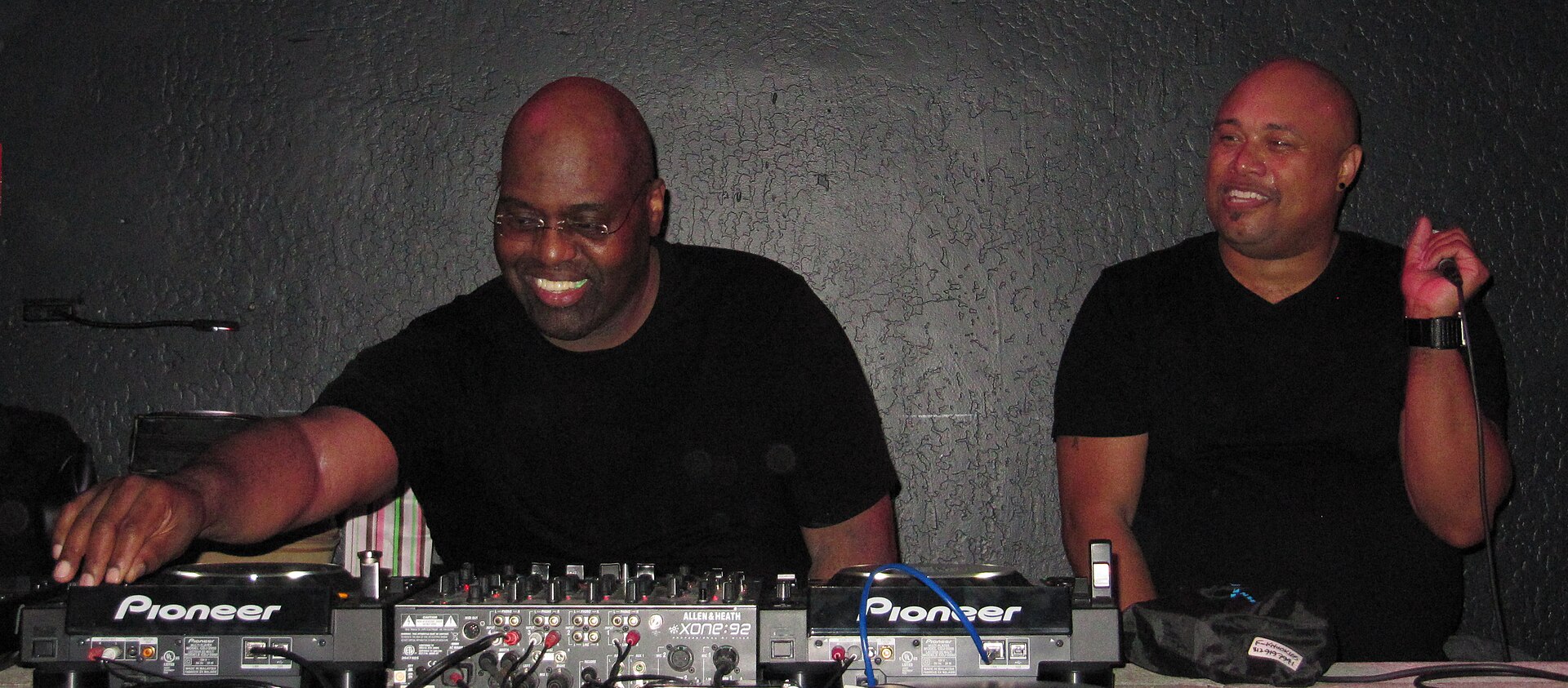 Frankie Knuckles souriant derrière les platines avec David Harness