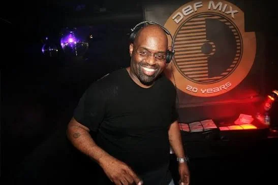 Portrait de Frankie Knuckles, le parrain de la house.