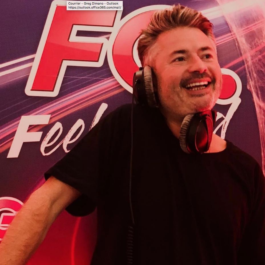 Greg Di Mano souriant avec son casque devant le logo de Radio FG