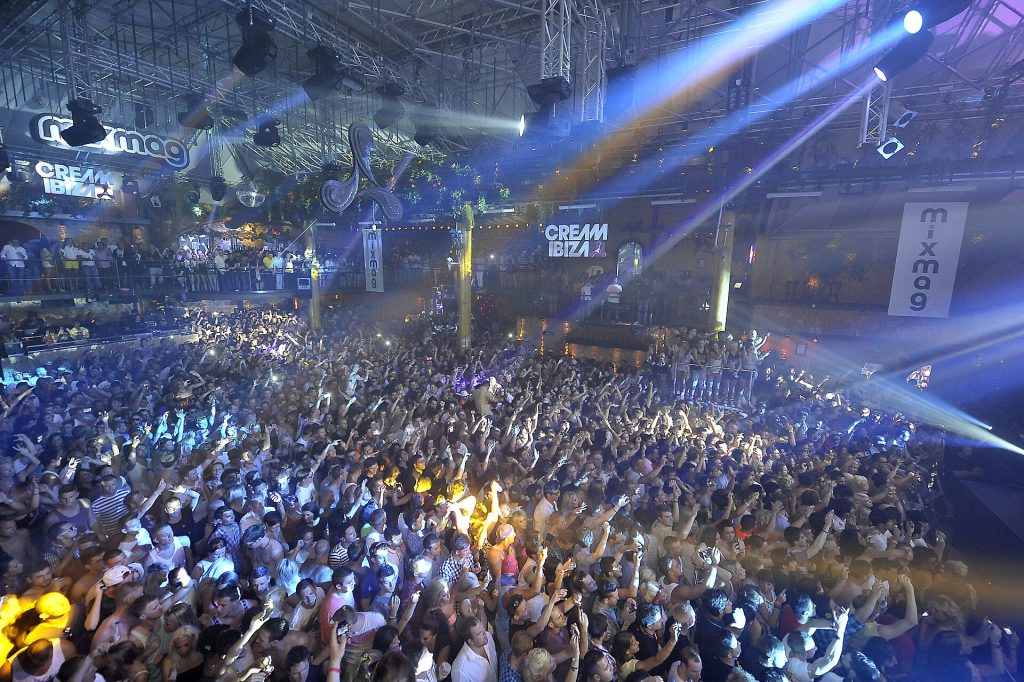 La piste de l’Amnesia à Ibiza remplie de danseurs sous les faisceaux lumineux
