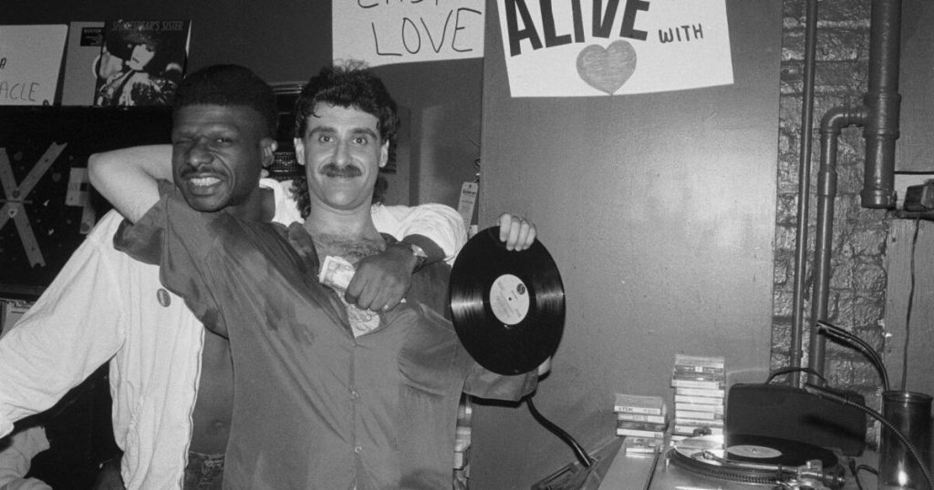 Larry Levan souriant dans une photographie d’archive du Paradise Garage