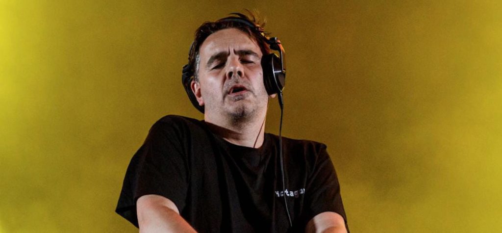 Laurent Garnier en performance derrière les platines