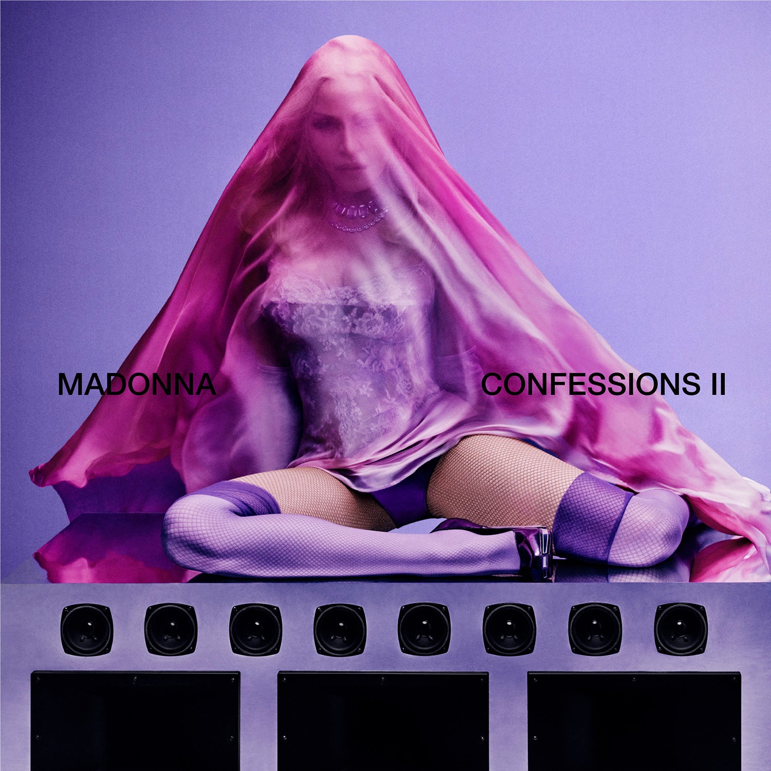 Madonna sous un voile rose sur le visuel de Confessions II