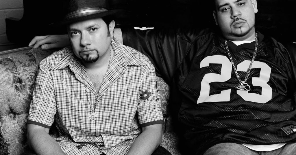 Louie Vega et Kenny Dope assis ensemble pour un portrait de Masters At Work