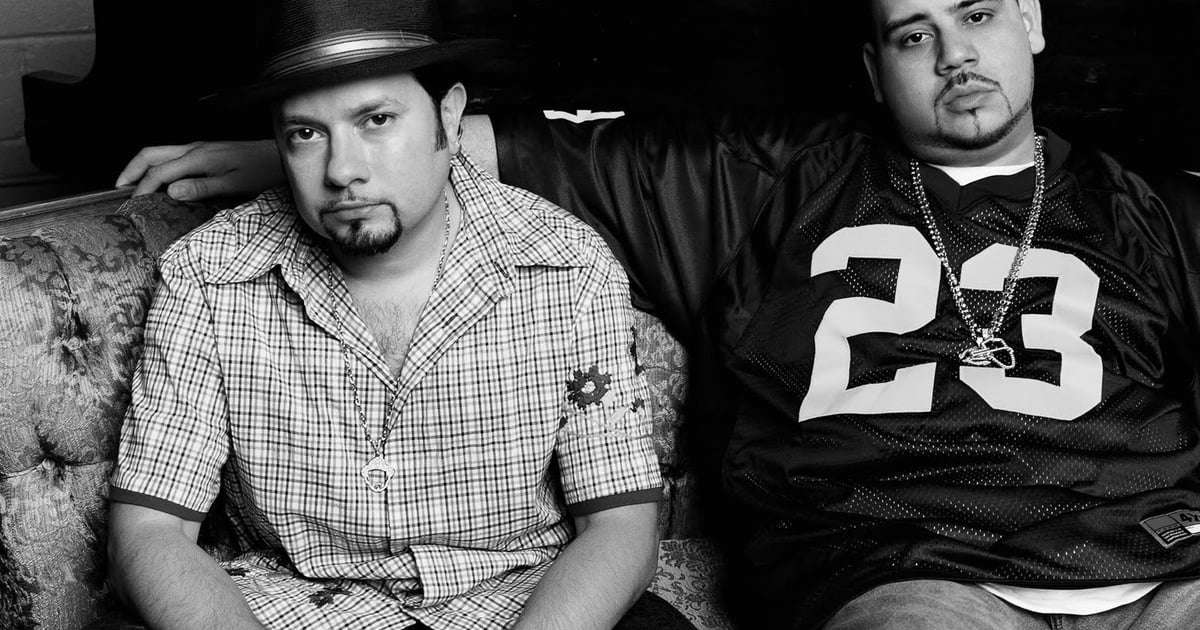Louie Vega et Kenny Dope assis ensemble pour un portrait de Masters At Work