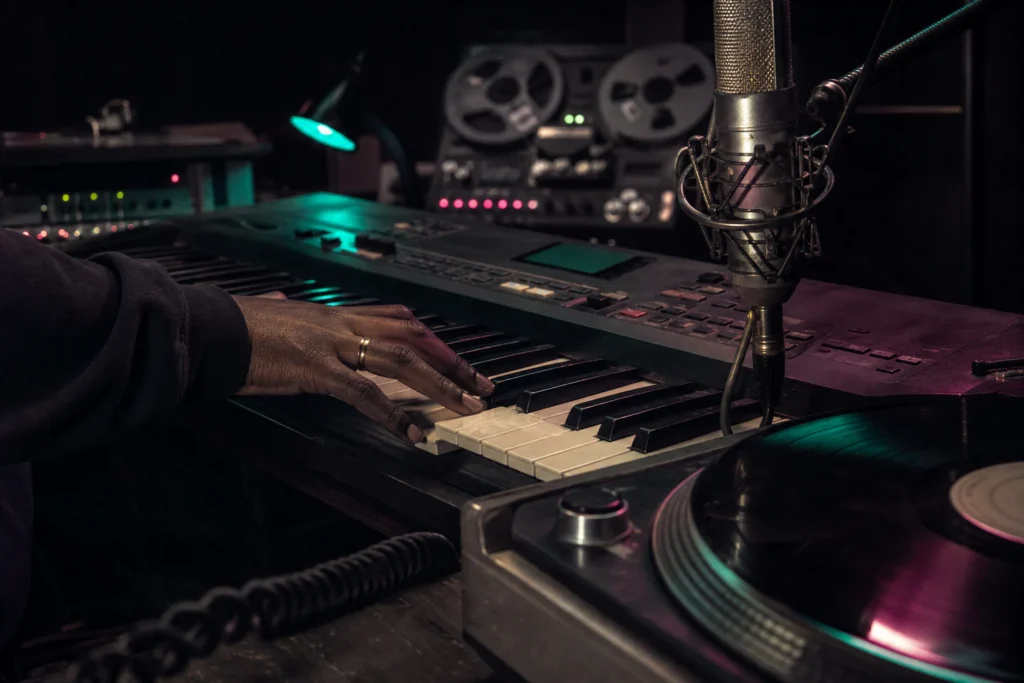 Clavier, microphone et platine dans un studio house inspiré des années 1990