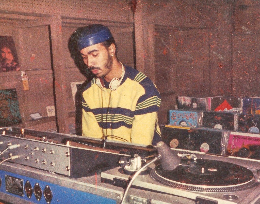 Ron Hardy derrière les platines dans la cabine du Music Box à Chicago