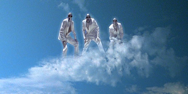 Les trois membres de Stardust en costumes argentés dans le clip Music Sounds Better With You