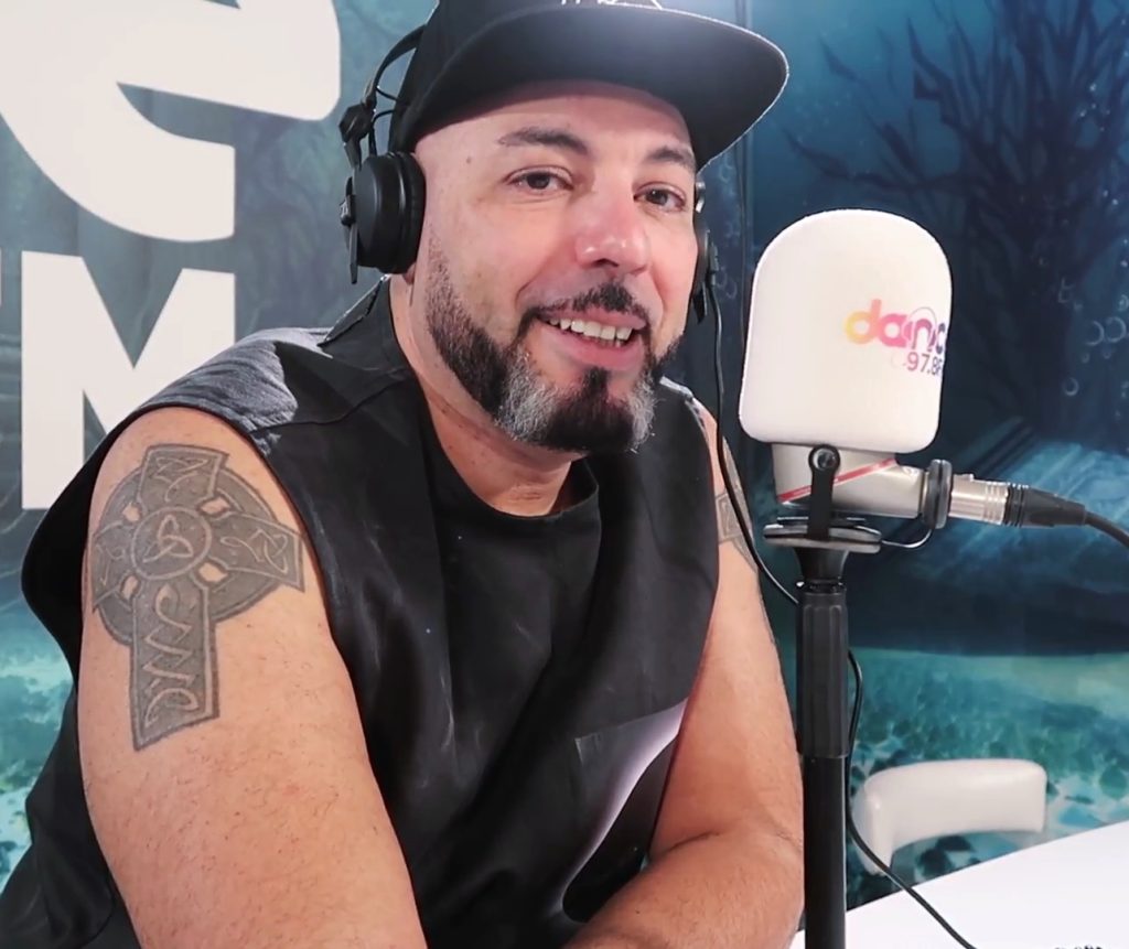 Portrait de Roger Sanchez portant un casque en 2018